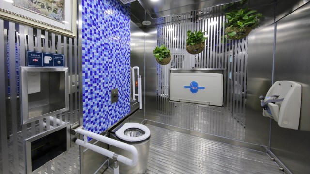Toilet umum di Zhengzhou, Provinsi Henan, memiliki sistem pembersihan otomatis yang bisa dipakai pengguna, Senin (14/5/2018). (Foto: AFP)