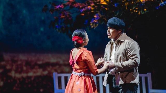 Adegan dalam pertunjukan 'Opera Ainun' (Foto: Instagram @operaainunofficial/@howdiy_)