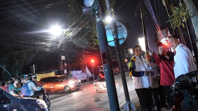 Anies Baswedan beserta jajaran Pemprov dan PLN Distribusi Jakarta Raya, kami memeriksa jalur-jalur kabel dan tiang penunjang kabel. (Foto: Instagram @aniesbaswedan)