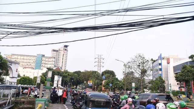 Anies Baswedan beserta jajaran Pemprov dan PLN Distribusi Jakarta Raya, kami memeriksa jalur-jalur kabel dan tiang penunjang kabel. (Foto: Instagram @aniesbaswedan)