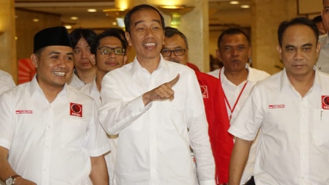 Presiden Jokowi (tengah) didampingi Ketua dan Sekjen Projo (kanan), untuk menghadiri penutupan Rakernas Projo di hotel Grand Sahid Jaya, Jakarta, Minggu (16/9). Foto: Jamal Ramadhan/kumparan