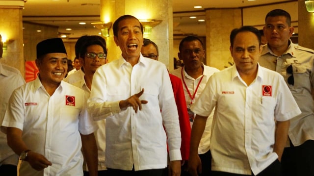 Presiden Jokowi (tengah) didampingi Ketua dan Sekjen Projo (kanan), untuk menghadiri penutupan Rakernas Projo di hotel Grand Sahid Jaya, Jakarta, Minggu (16/9). (Foto: Jamal Ramadhan/kumparan)