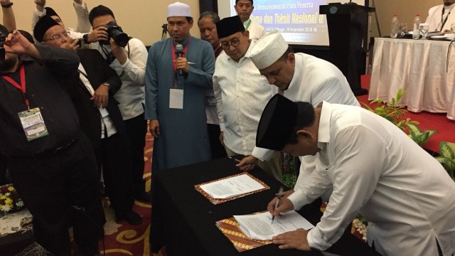 Prabowo tanda tangani paktaintegritas itjima ulama 2. (Foto: Mirsan Simamora/kumparan)