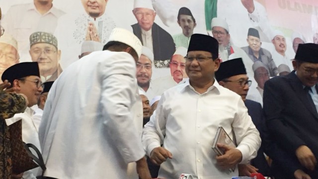 Prabowo Subianto terima buku tulisan Rizieq Sihab dari Ketua Ijtima Ulama M Yusuf Martak. (Foto: Mirsan Simamora/kumparan)