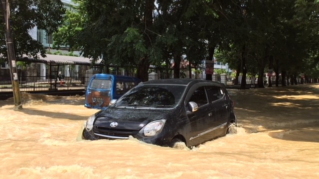 Ilustrasi mobil Daihatsu terendam banjir. Foto: Ade Nurhaliza/kumparan