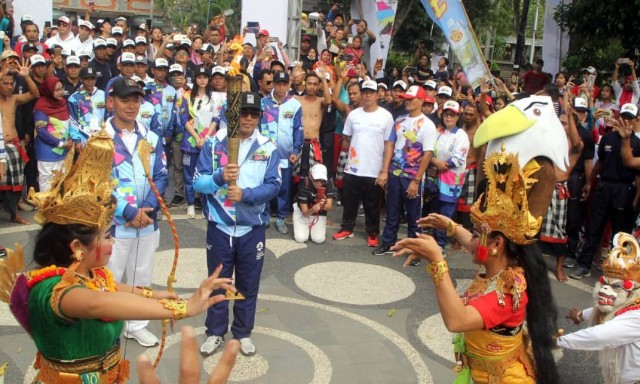 Aura Kasih Ikut Bawa Obor Asian Para Games 2018 di Denpasar (1)