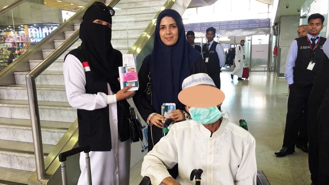 AR didampingi perawat dan petugas KJRI di Bandara Jeddah menjelang pulang. (Foto: Dok. KJRI Jeddah)