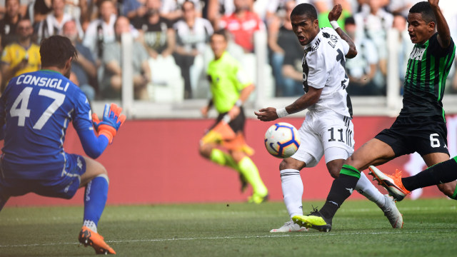 Douglas Costa di laga Juventus vs Sassuolo. (Foto: Miguel MEDINA / AFP)