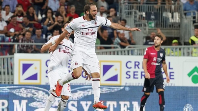 Gonzalo Higuain merayakan golnya ke gawang Cagliari. (Foto: Twiiter: AC Milan)