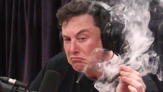 Elon Musk isap ganja di siaran Joe Rogan Experience. Foto: Joe Rogan Experience