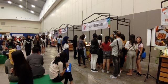 Booth makanan yang tersedia di konser Seventeen. (Foto: Niken Nurani/kumparan)