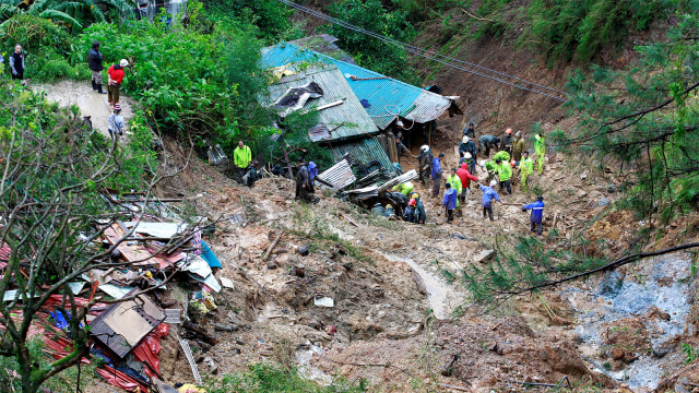 Tim penyelamat mencari tiga warga yang terkubur di tanah longsor akibat topan Mangkhut yang menghantam Baguio City di Filipina. (Foto: REUTERS / Harley Palangchao)