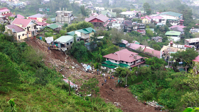 Tim penyelamat mencari tiga warga yang terkubur di tanah longsor akibat topan Mangkhut yang menghantam Baguio City di Filipina. (Foto: REUTERS / Harley Palangchao)