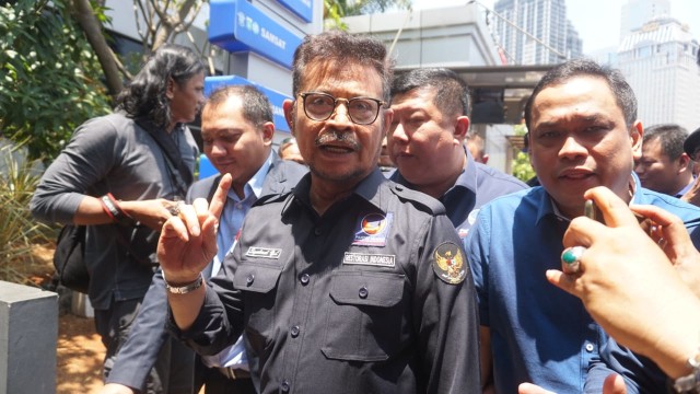 Ketua DPP Nasdem Syahrul Yasin Limpo (kiri) tiba di Polda Metro Jaya melaporkan Rizal Ramli terkait pencemaran nama baik, Jakarta, Senin (17/9/2018). (Foto: Iqbal Firdaus/kumparan)