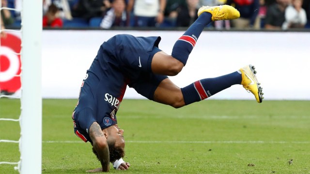 Neymar terjatuh saat Paris Saint-Germain melawan Angers di Ligue 1. (Foto: Christian Hartmann/Reuters)