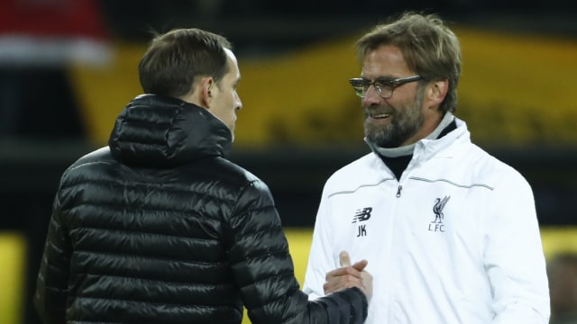 Juergen Klopp dan Thomas Tuchel bersalaman saat Liverpool bersua Borussia Dortmund Liga Europa. (Foto: Odd Andersen/AFP)