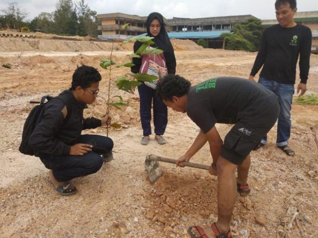 Aksi Kreatif Warga Protes Dampak Banjir di Tiban Koperasi