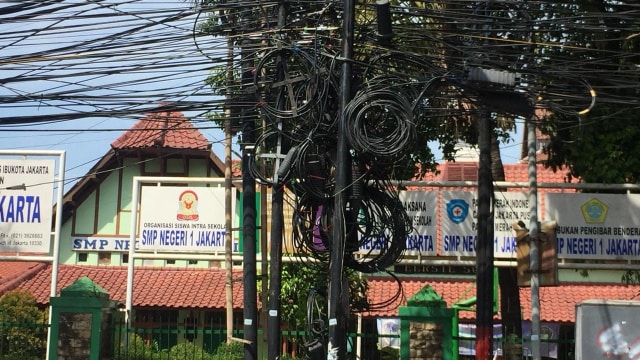 Kondisi kabel semerawut Cikini Jakarta Pusat. (Foto: Fachrizal/kumparan)