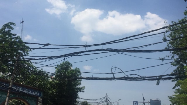 Kabel semerawut di Petamburan, Jakarta Pusat (Foto: Fachrizal/kumparan)