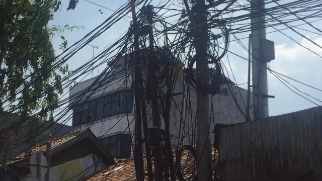 Kabel semerawut di Petamburan, Jakarta Pusat (Foto: Fachrizal/kumparan)