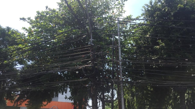 Kabel semerawut di Petamburan, Jakarta Pusat (Foto: Fachrizal/kumparan)