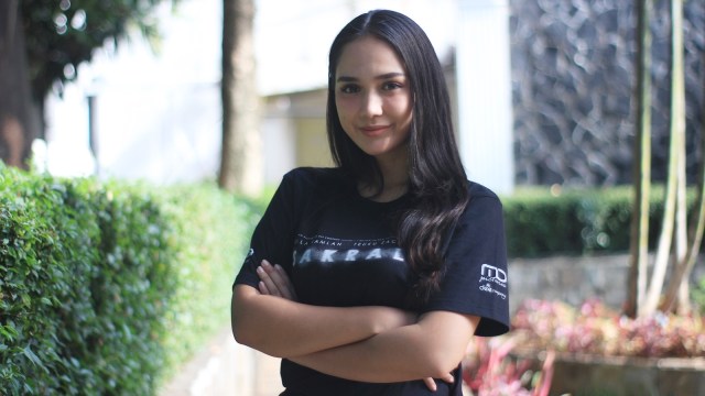 Pemain Film Sakral, Raquel Larkin, Kumparan