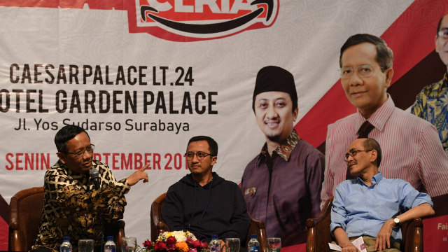 Mahfud MD (kiri), Faisal Basri (kanan) dan Ustaz Yusuf Mansur (tengah) pada seminar Pilpres 2019 Ceria di Surabaya, Senin (17/9). (Foto: ANTARA FOTO/Zabur Karuru/wsj/18.)