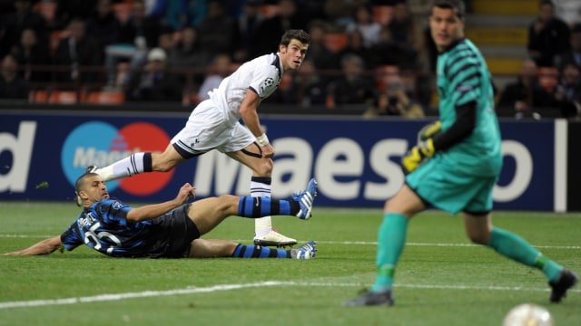 Gareth Bale mencetak gol ke gawang Julio Cesar ketika Tottenham Hotspur melawan Inter Milan di Liga Champions. (Foto: Giuseppe Cacace/AFP)