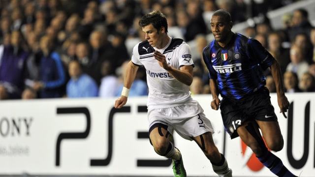 Gareth Bale berduel dengan Douglas Maicon dalam duel Tottenham Hotspur vs Inter Milan di Liga Champions. (Foto: Glyn Kirk/AFP)