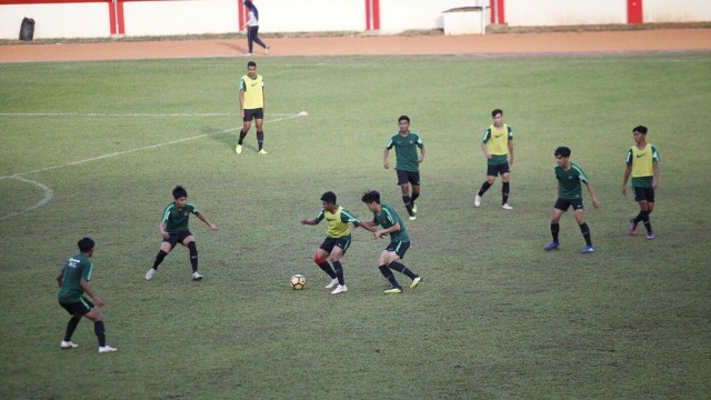 Timnas Indonesia U-19 melakoni sesi latihan di Stadion PTIK, Kebayoran Baru, Senin (17/9).  (Foto: Alan Kusuma/kumparan)