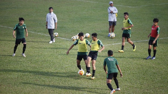 Timnas Indonesia U-19 melakoni sesi latihan di Stadion PTIK, Kebayoran Baru, Senin (17/9).  (Foto: Alan Kusuma/kumparan)
