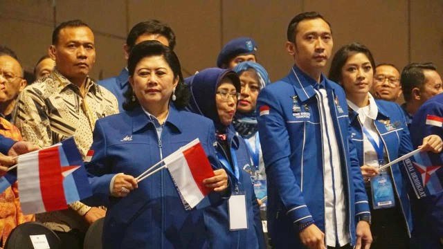 Ani Yudhoyono (kiri) bersama Edhie Baskoro Yudhoyono (kanan) pada perayaan HUT Partai Demokrat ke 17 di Djakarta Theatre. (Foto: Iqbal Firdaus/kumparan)