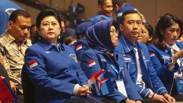 Ani Yudhoyono (kiri) bersama Edhie Baskoro Yudhoyono (kanan) pada perayaan HUT Partai Demokrat ke 17 di Djakarta Theatre. Foto: Iqbal Firdaus/kumparan