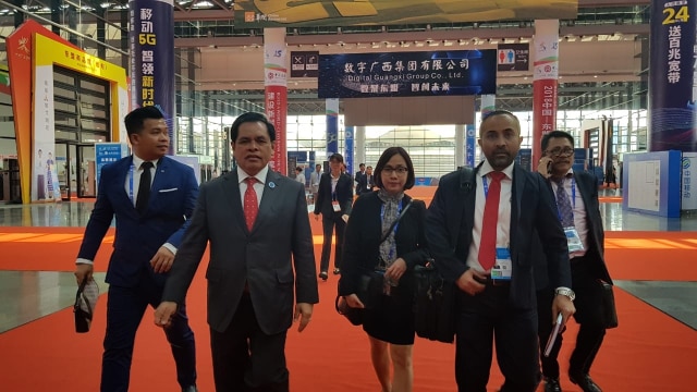 Duta Besar RI (kiri) didampingi Atase Perdagangan dan Staf KBRI Beijing meninjau persiapan Paviliun Indonesia di the 15th CAEXPO 2018 di Nanning.  (Foto: Dok. KBRI Beijing)