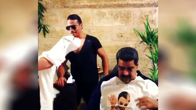 Nicolas Maduro makan steak di Restoran Salt Bae. (Foto: Twitter/@nusr_ett)