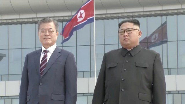 Presiden Korsel Moon Jae-in bertemu Kim Jong-un di Pyongyang. Foto: KBS/via Reuters