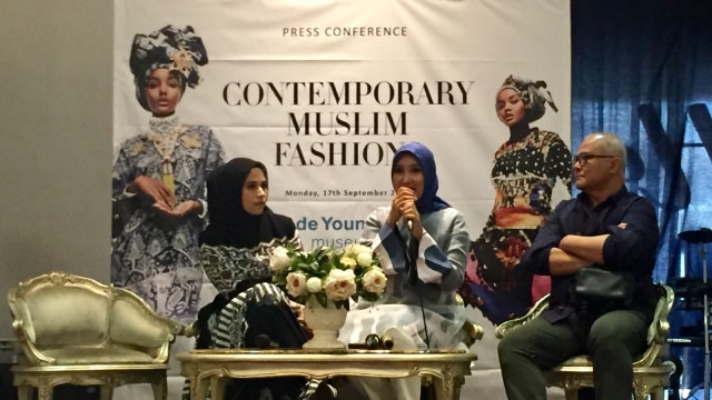 Khanaan, Dian Pelangi, dan Itang Yunasz di Press Conference Contemporary Muslim Fashion, Jakarta, Selasa (18/9/2018). (Foto: Ratmia Dewi/kumparan)