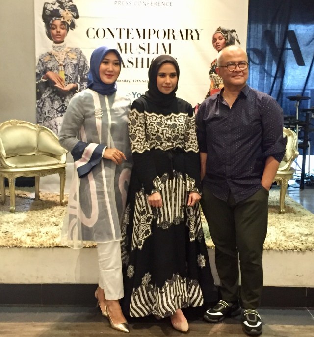 Dian Pelangi, Khanaan, dan Itang Yunasz di Press Conference Contemporary Muslim Fashion, Jakarta, Selasa (18/9/2018). (Foto: Ratmia Dewi/kumparan)