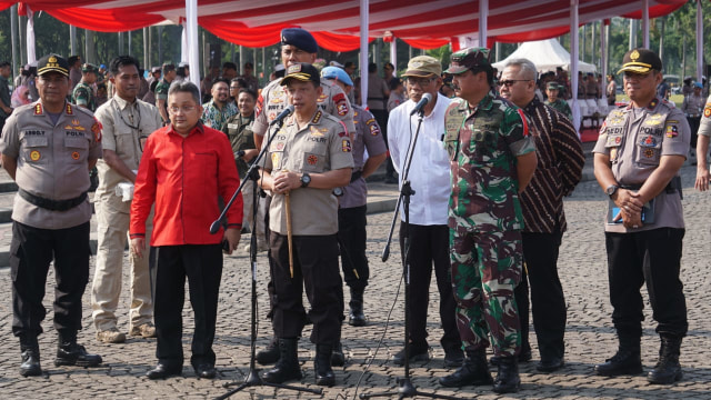 Kapolri Jenderal Tito Karnavian dan Panglima TNI Marsekal Hadi Tjahjanto usai Apel Mantap Brata 2018. (Foto: Iqbal Firdaus/kumparan)
