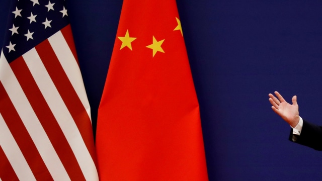 Ilustrasi bendera Amerika Serikat dan China. Foto: Reuters/Damir Sagolj