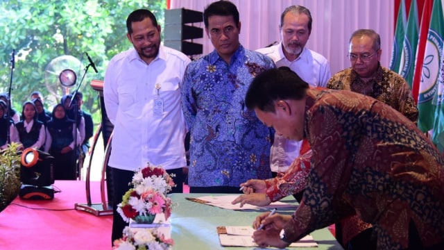 Menteri Pertanian Amran Sulaiman dan Direktur Utama Perum Bulog Budi Waseso di Bogor, Selasa(18/9). (Foto: Dok. Istimewa)