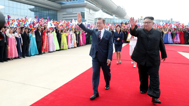 Kim Jong-un menyambut kedatangan Presiden Korea Selatan Moon Jae-in di Pyongyang.
 (Foto: Pyeongyang Press Corps/Pool via Reuters)