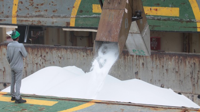Petugas memantau proses pengisian pupuk kedalam kapal saat produksi ekspor urea di Pelabuhan PT Pupuk Kaltim di Bontang. (Foto: ANTARA FOTO/Reno Esnir)