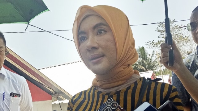 Dirut PT Pertamina, Nicke Widyawati, usai mengunjungi korban gempa di Desa Pemenang Timur, Kecamatan Pemenang, Lombok Utara, Selasa (18/9/2018). (Foto: Nabilla Fatiara/kumparan)