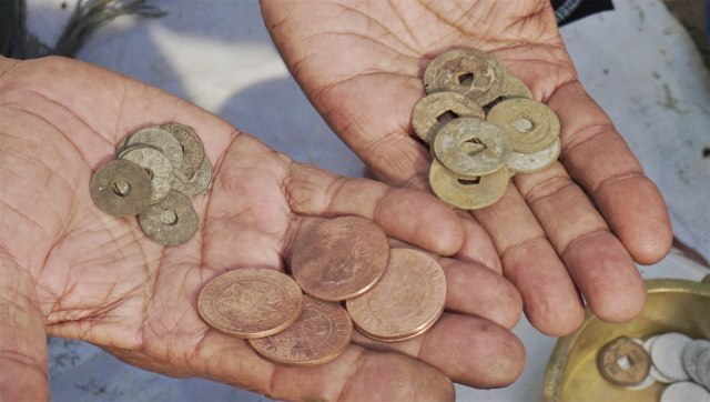 Koin kuno dijual di pasar cinde, Kota Palembang. (Foto: Abil Achmad Akbar/kumparan)