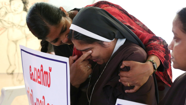 Biarawati melakukan protes menuntut keadilan terhadap dugaan kekerasan seksual seorang biarawati oleh seorang uskup di Kochi, India. (Foto: Reuters/Sivaram V)