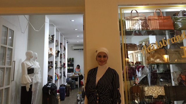 Marisa Tumbuan pemilik Toko Adels Branded Bags, Jakarta, Selasa (18/9/2018). (Foto: Elsa Toruan/kumparan)