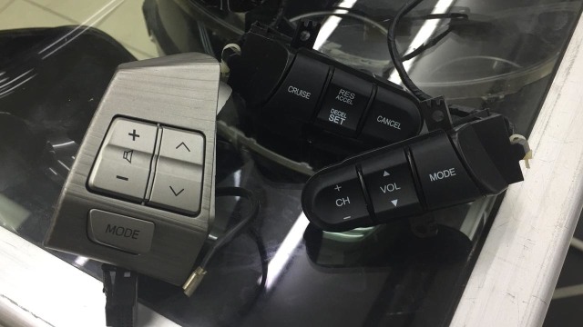 Berbagai macam tombol audio setir mobil (Foto: Aditya Pratama Niagara/kumparanOTO)