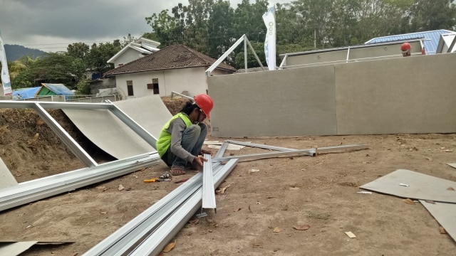 Pekerja mengerjakan proyek Rumah Transisi yang dibangun PT Pertamina untuk korban gempa Lombok, Selasa (18/9/2018). (Foto: Nabilla Fatiara/kumparan)