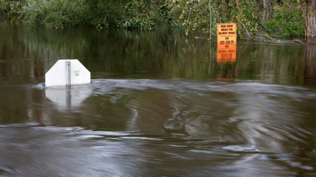 Air banjir mengaliri di sekitar rambu-rambu jalan yang teredam akibat badai Florence yang menghantam wilayah Karolina Timur, Amerika Serikat. (Foto: REUTERS/Jonathan Drake)